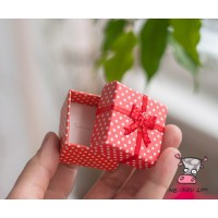 Подарочная коробочка картонная "Красная горошек". Размер 4*4 см