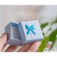 Подарочная коробочка картонная "Голубой горошек". Размер 4*4 см