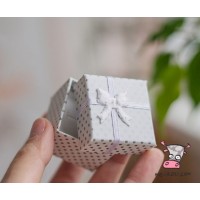 Подарочная коробочка картонная "Белая горошек". Размер 4*4 см